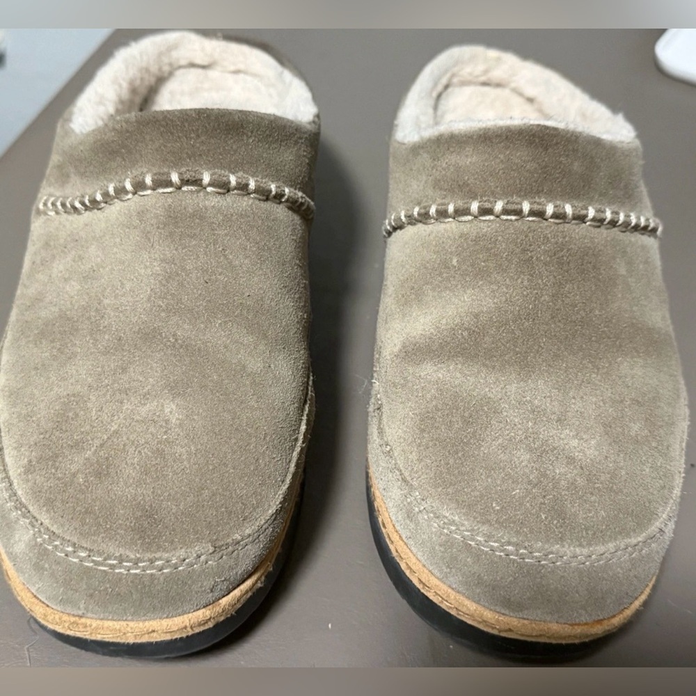 UGG Women’s Size 8 1/2 Lynwood Closed Toe Clogs Shoes Khaki Color Suede - Picture 2 of 15